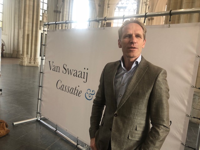 Foto.prof.Bartels.poseert - - van Swaaij Cassastie & Consultancy - cassatieadvocaat - cassatie advocaat