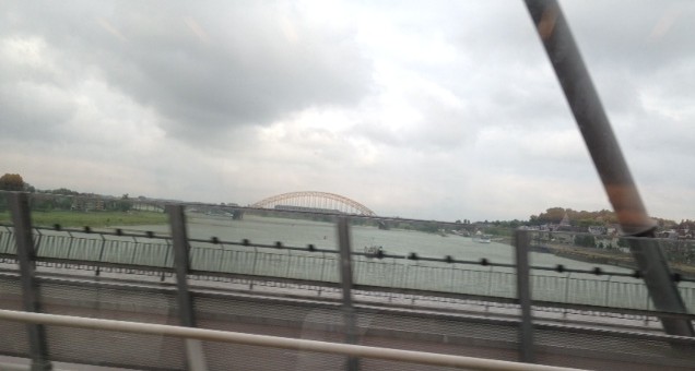 Waalbrug.trein